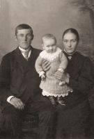 August og Stine Holm med eldste datter Ingrid