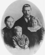 Karl Johan Nergård og Lene Dorthea Kastvik med barna Lina og Karl Johan.