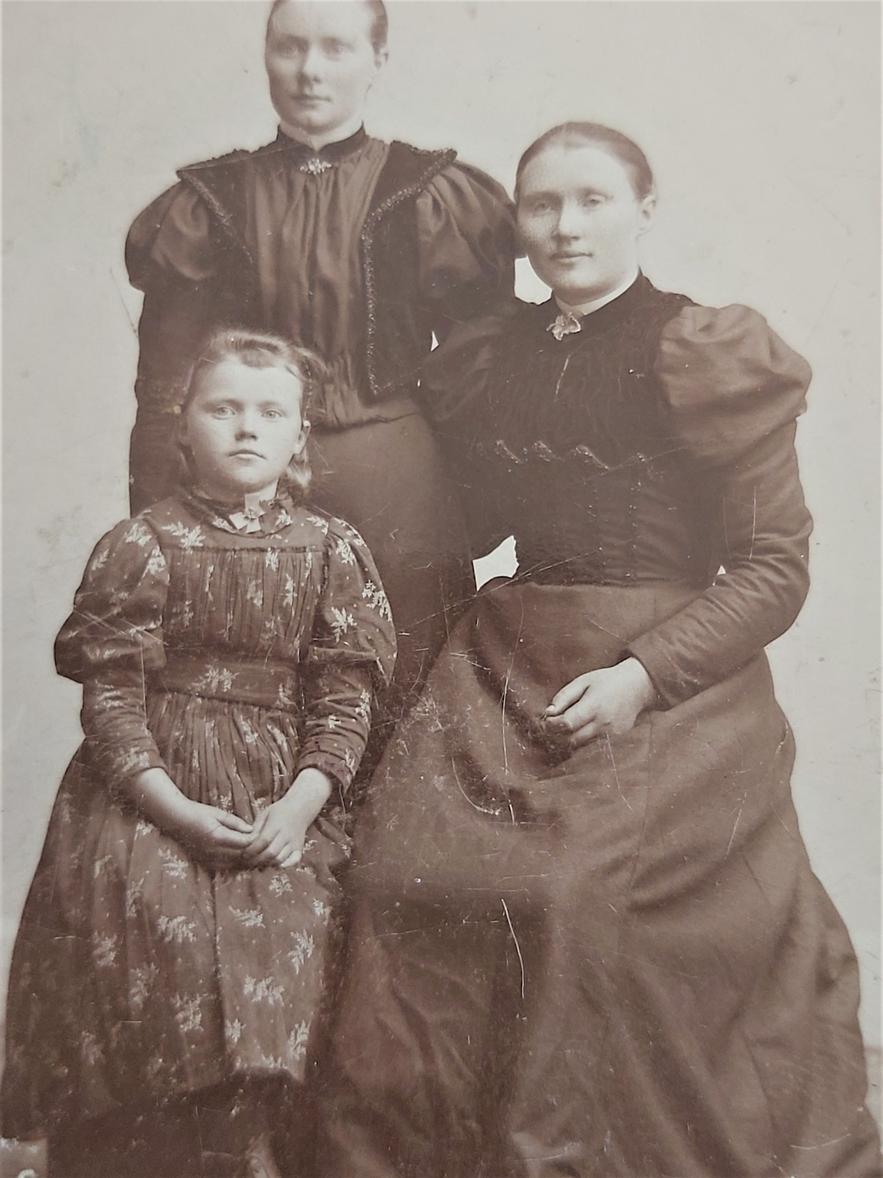 Anne, Berit og Gunhild Skaaren. Gunhild er minst