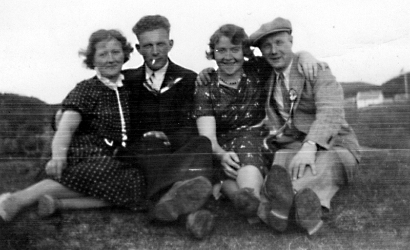 Birger Larsen på Kvegjerdet, Han er mannen til venstre, og har Reidun Lium til høyre for seg.