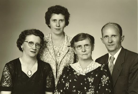 Ovedie Antonsen med de tre barna Jenny t.v, Astrid og Anton.