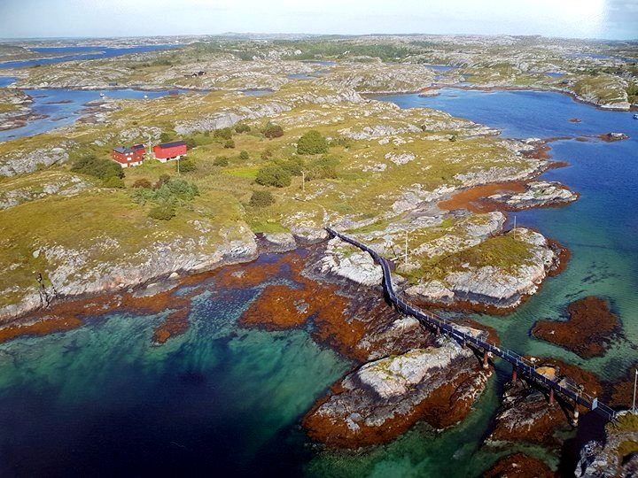 Smågøya, Hitra med brua som ble bygd i 1963