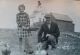 Dette bildet er av fyrvokter Ole Jørgen Hafsmo og barnebarnet Ester Mary Hafsmo. Og fyret er Vingleia