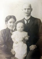 Anne og Ingvald Sandnes med sønnen Asbjørn