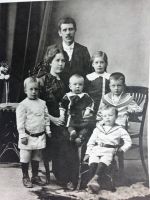 Ingeborg og John Lyngstad med de fem eldste barna
